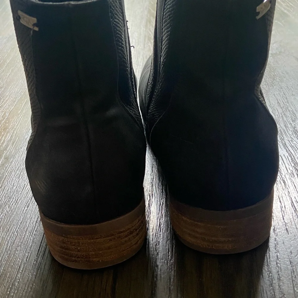 Roxy Black Ankle Boots with Brown Sole‎